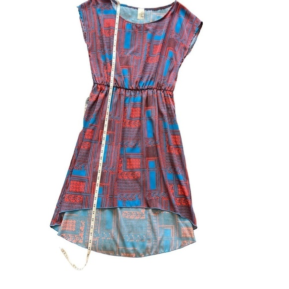 Bi-Level Dress with Geometric Print Size Medium. 100% Polyester - Picture 5 of 6